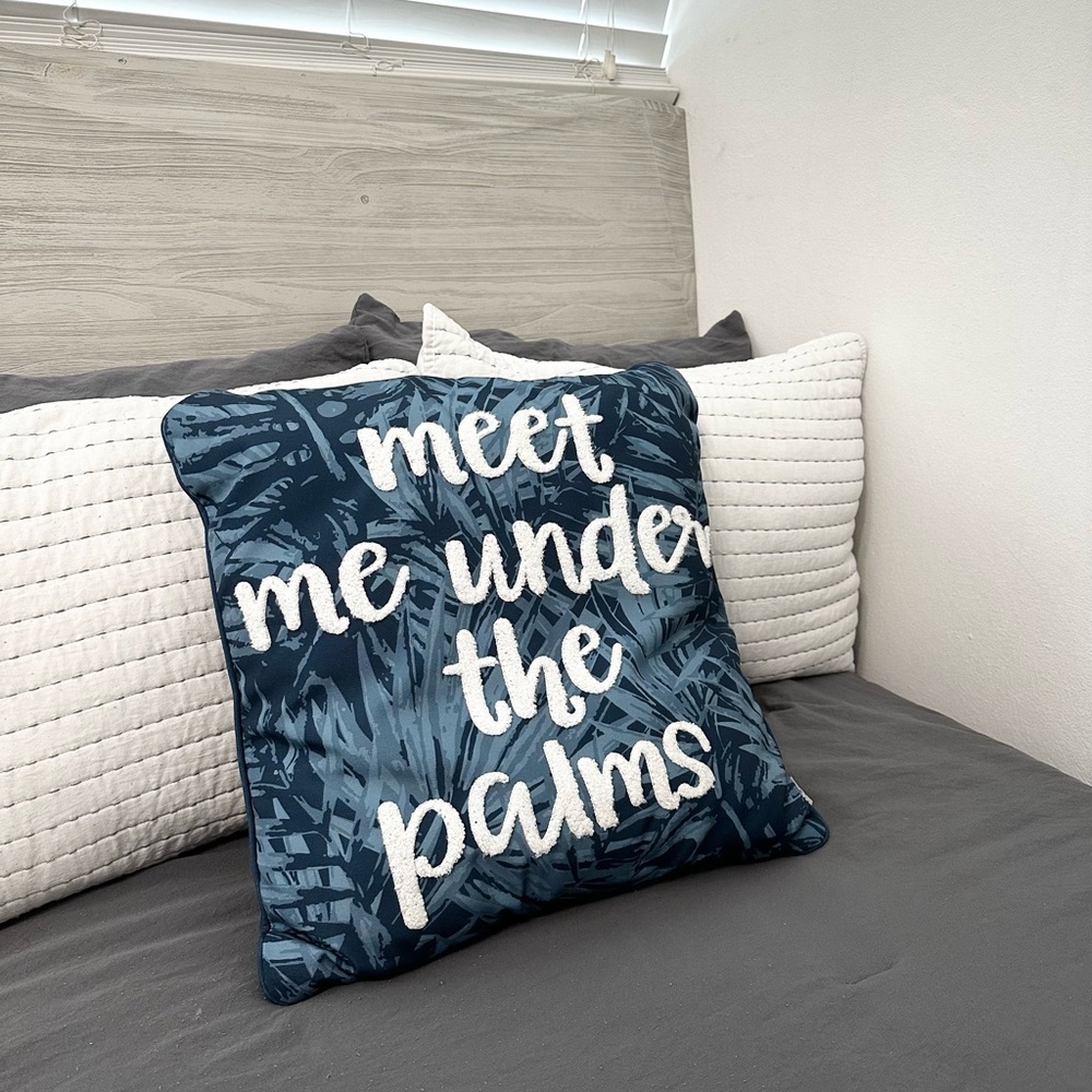 Tropial Throw pillow